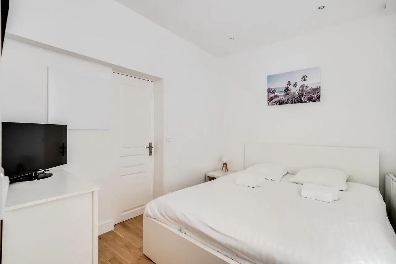 Apartment 3 People Close Eiffel Tower By Weekome Paryż
