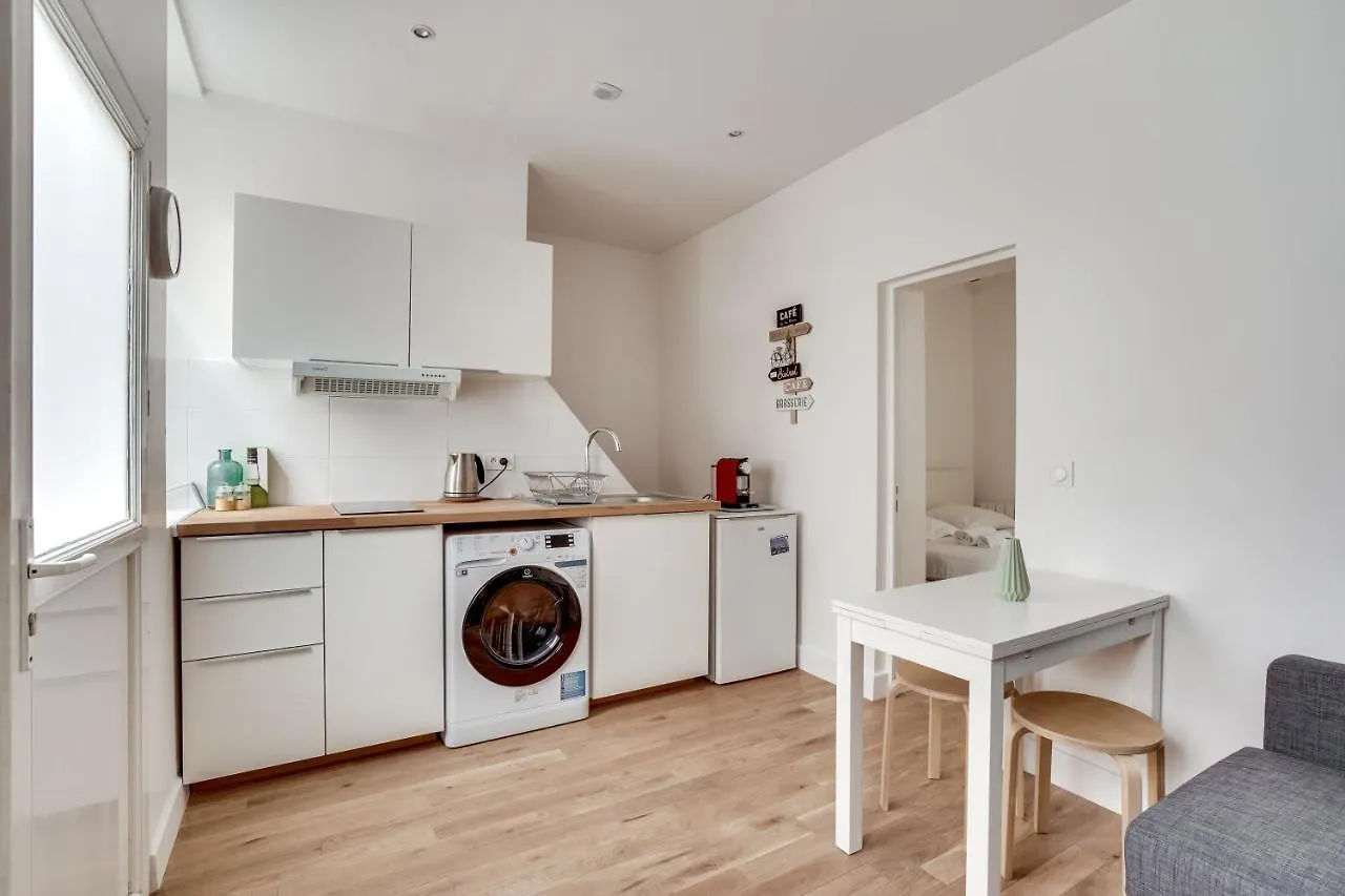 Apartment 3 People Close Eiffel Tower By Weekome Paryż